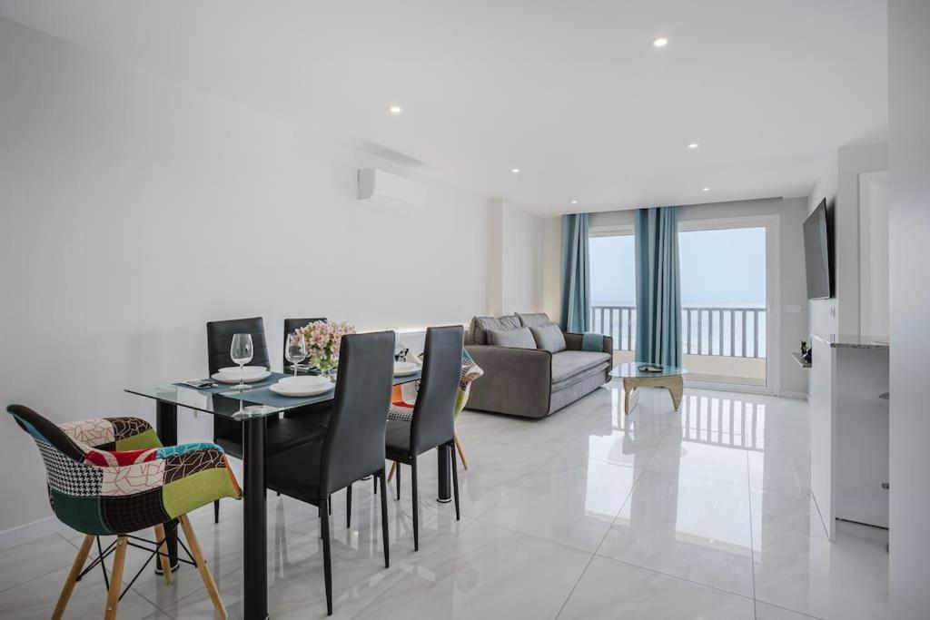 a kitchen and living room with a table and chairs at Apartamento Brisa Marina in Arona