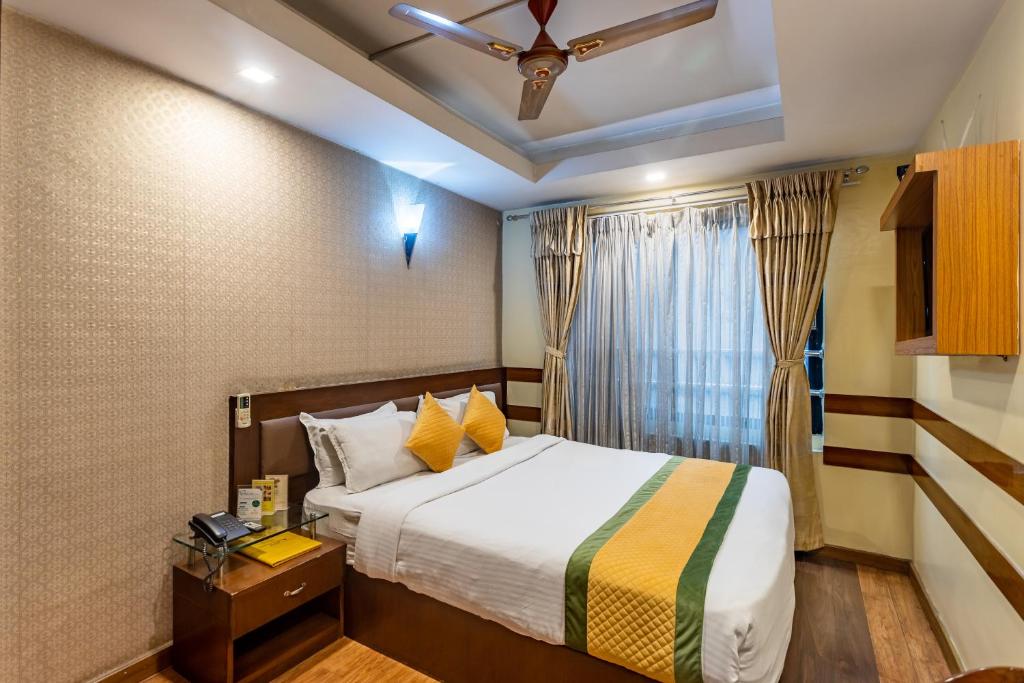 Postel nebo postele na pokoji v ubytování Yellow Pagoda Hotel