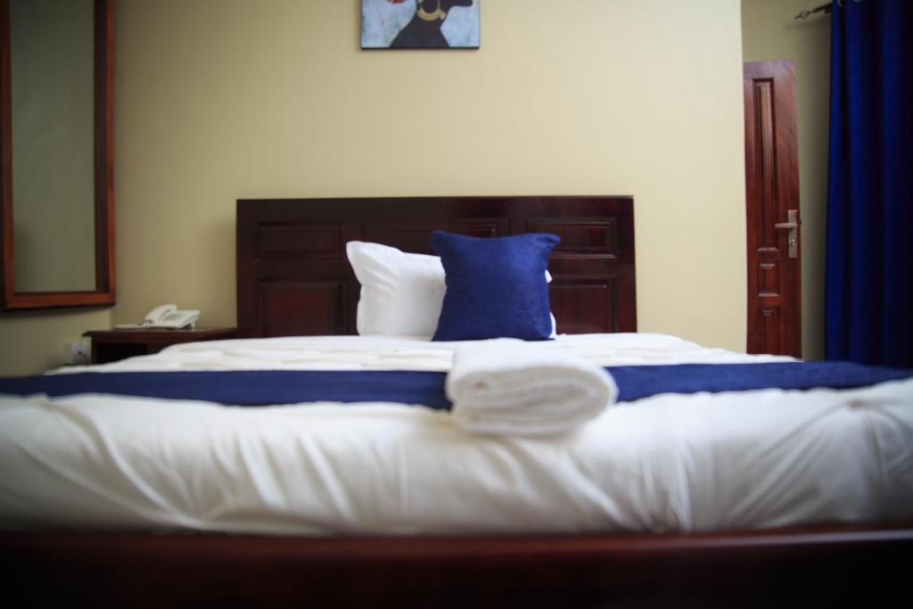 Postel nebo postele na pokoji v ubytování Nesa Resort Kampala