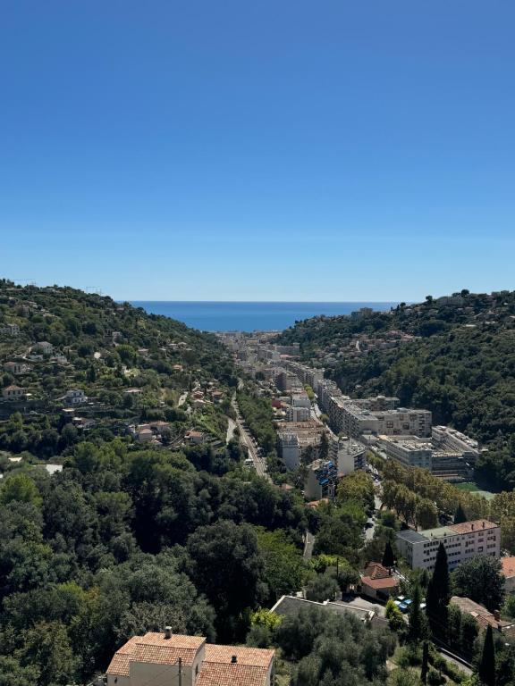 einen Blick auf die Stadt vom Hügel aus in der Unterkunft 3p cosy vue mer in Nizza