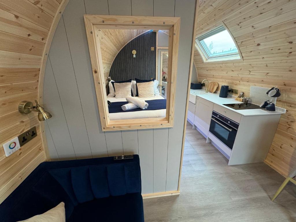 Kuchyň nebo kuchyňský kout v ubytování Primrose Glamping Pods