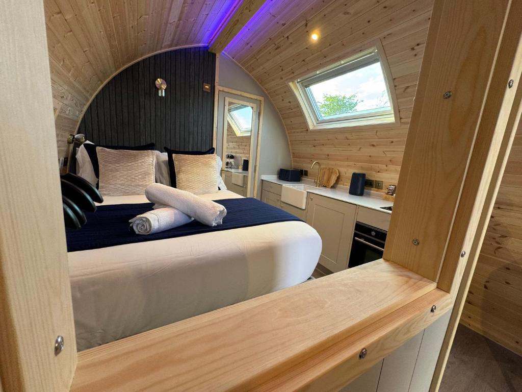 Postel nebo postele na pokoji v ubytování Primrose Glamping Pods