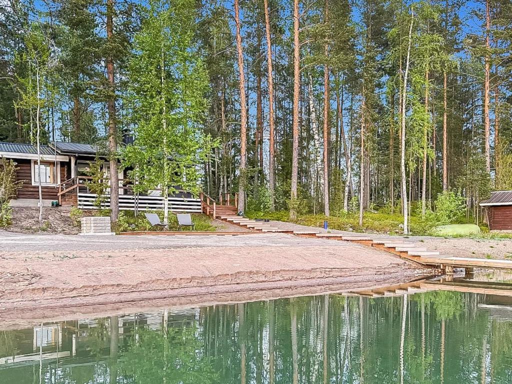 una casa con un molo accanto a un bacino d'acqua di Holiday Home Valkjärvi 2 by Interhome a Mankala