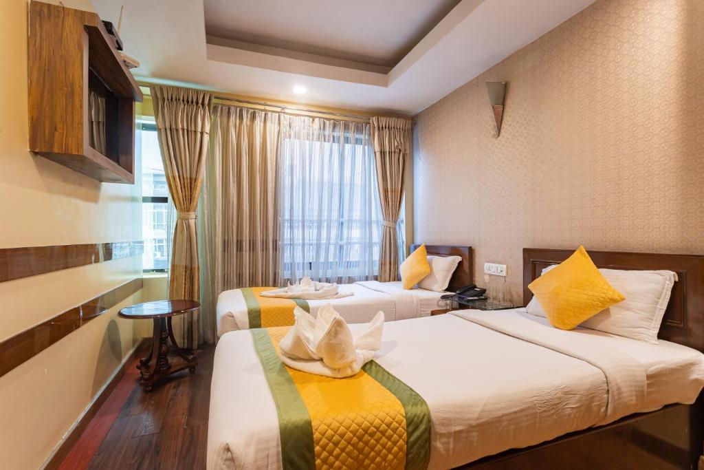 Postel nebo postele na pokoji v ubytování Yellow Pagoda Hotel