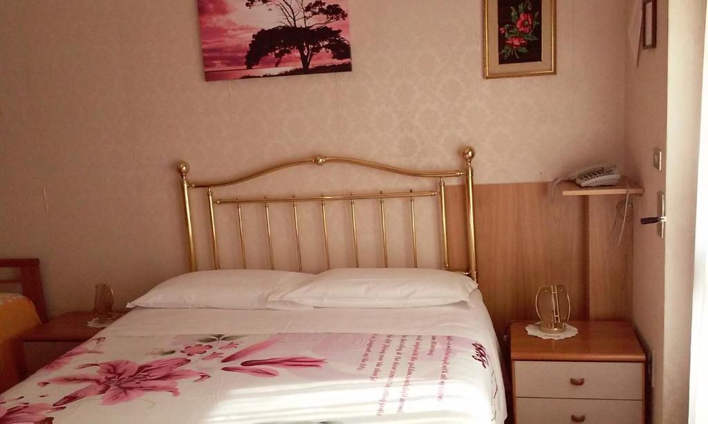 Postel nebo postele na pokoji v ubytování Albergo Luca