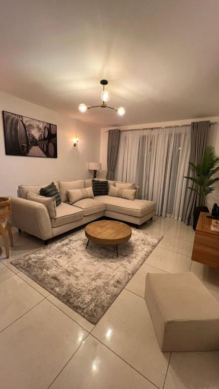 Posezení v ubytování imora homes 5 minutes fromJomo Kenyatta international airport