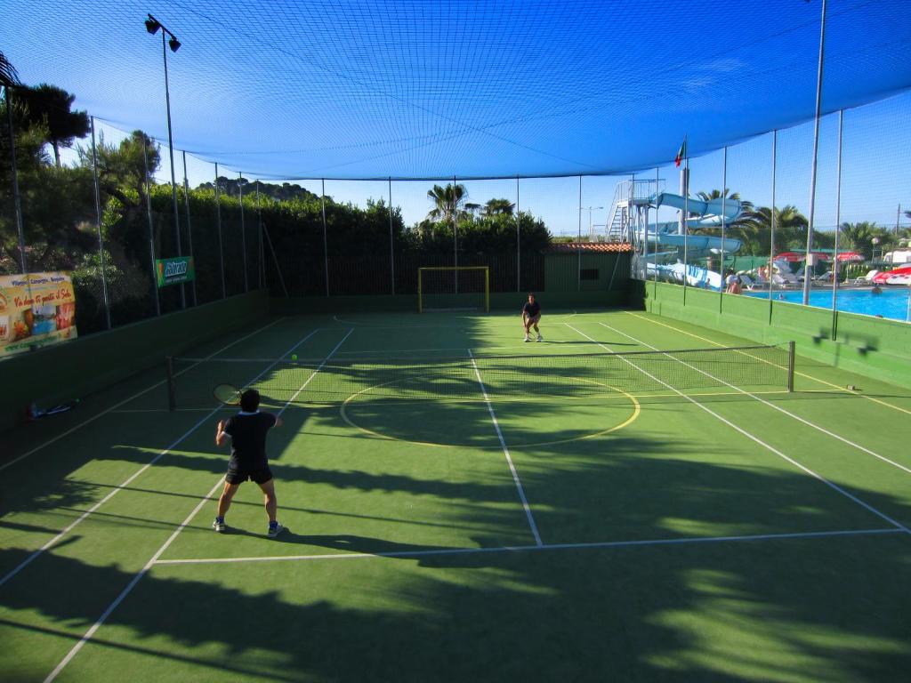 Tenis a/nebo squash v ubytování Camping Villaggio Calypso nebo okolí