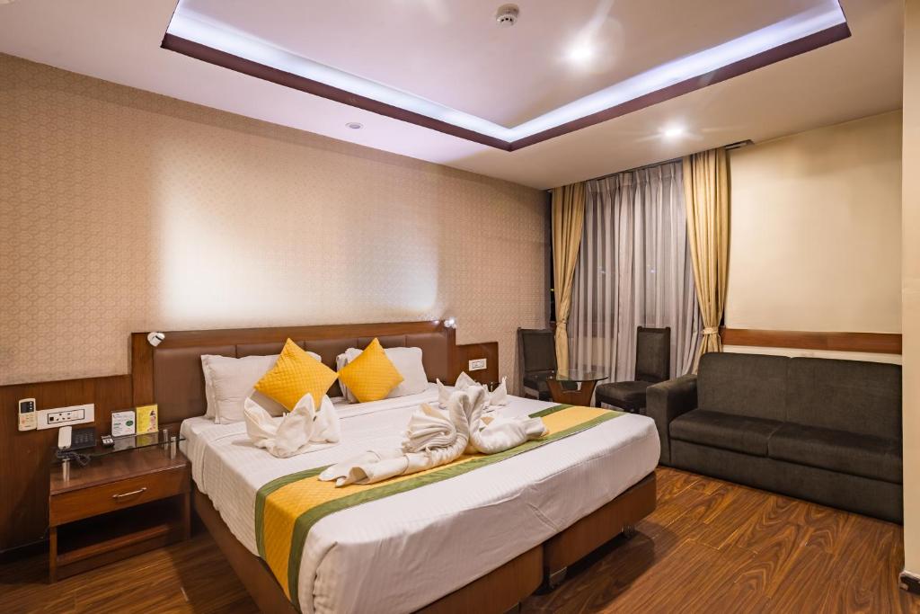 Postel nebo postele na pokoji v ubytování Yellow Pagoda Hotel