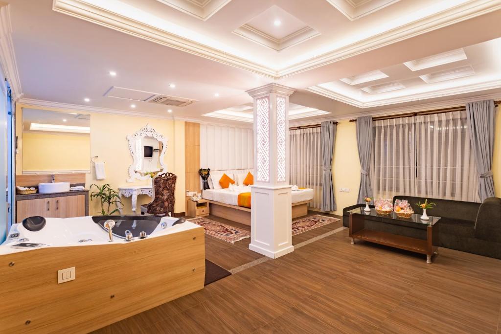Postel nebo postele na pokoji v ubytování Yellow Pagoda Hotel