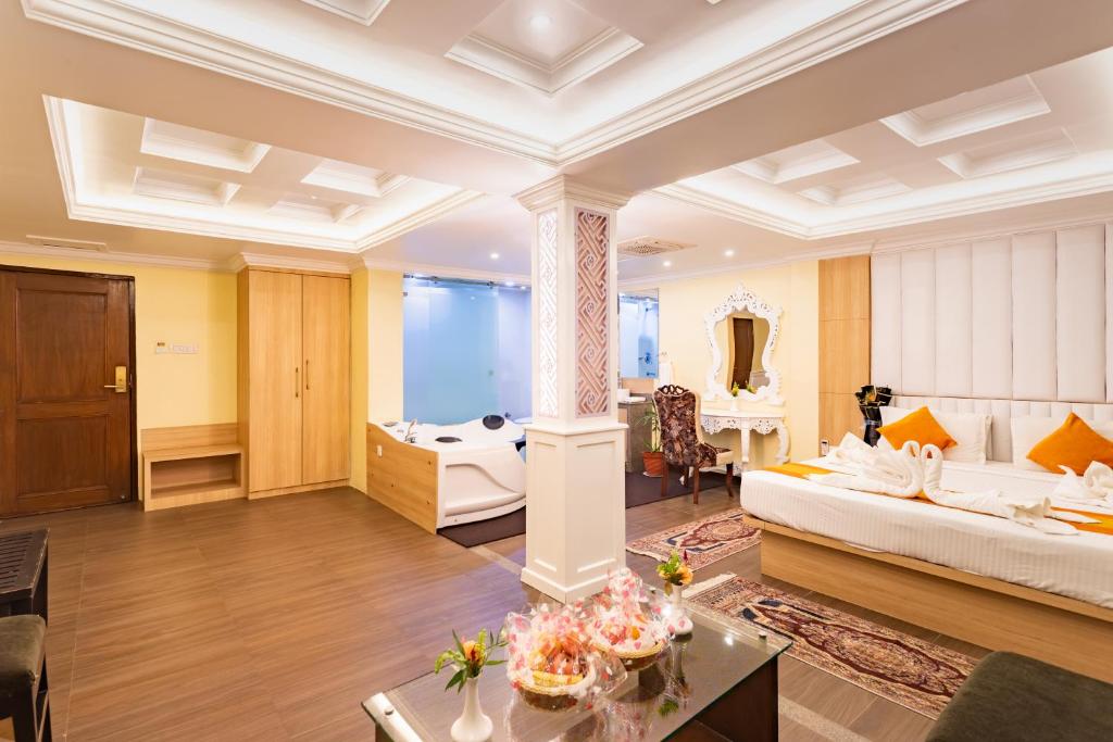 Postel nebo postele na pokoji v ubytování Yellow Pagoda Hotel