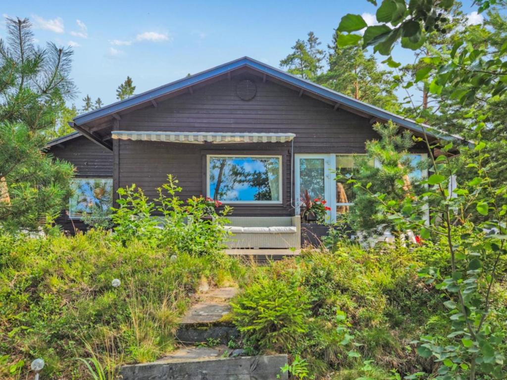 une petite maison au milieu d'un jardin dans l'établissement Holiday Home Kottage by Interhome, à Littoinen