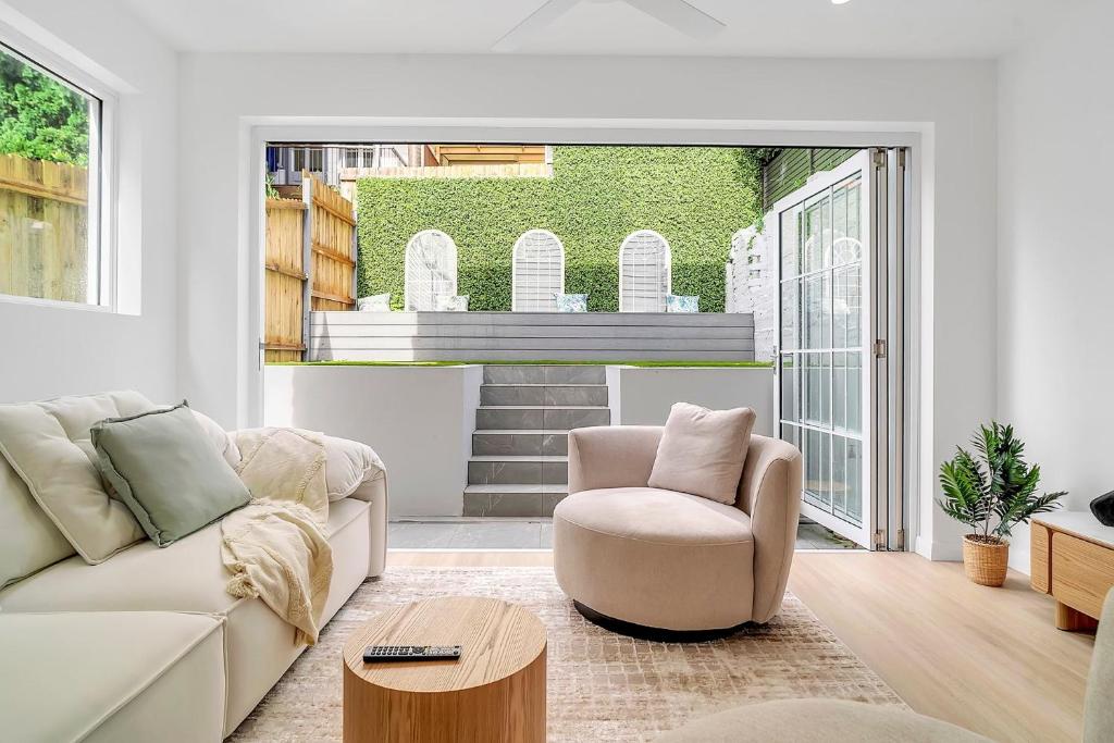 un soggiorno con un divano e una poltrona di Tranquil Haven in Balmain a Sydney