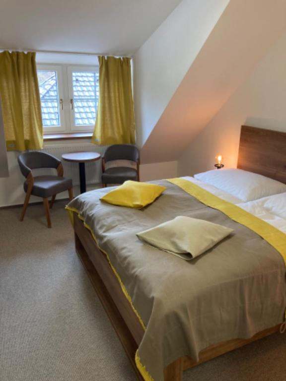 Postel nebo postele na pokoji v ubytování Valašský Hotel a Pivní lázně OGAR