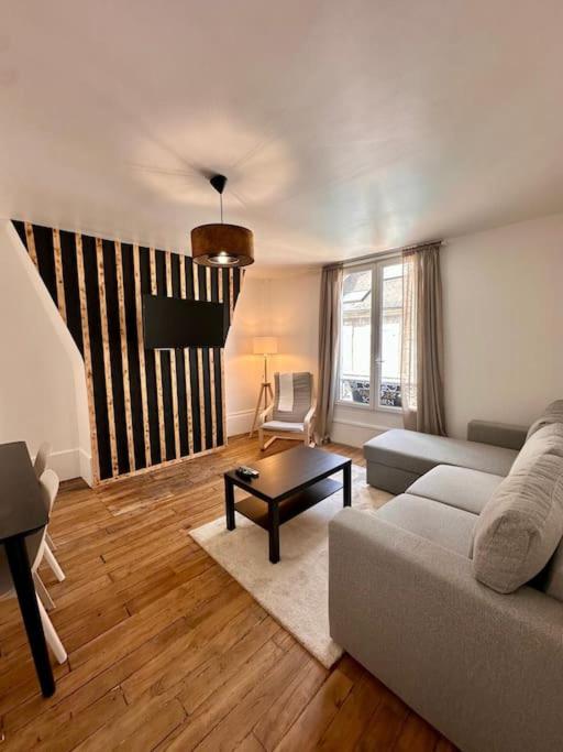un salon avec un canapé et une table dans l'établissement Appartement La Dolce Vita T3 Hyper centre, à Orléans