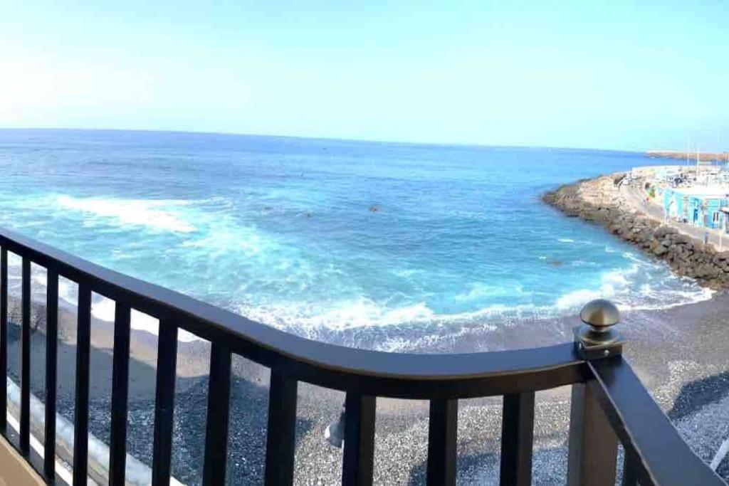 ein Blick auf das Meer vom Balkon in der Unterkunft Precioso apto vistas panorámicas Océano Atlántico in Las Galletas