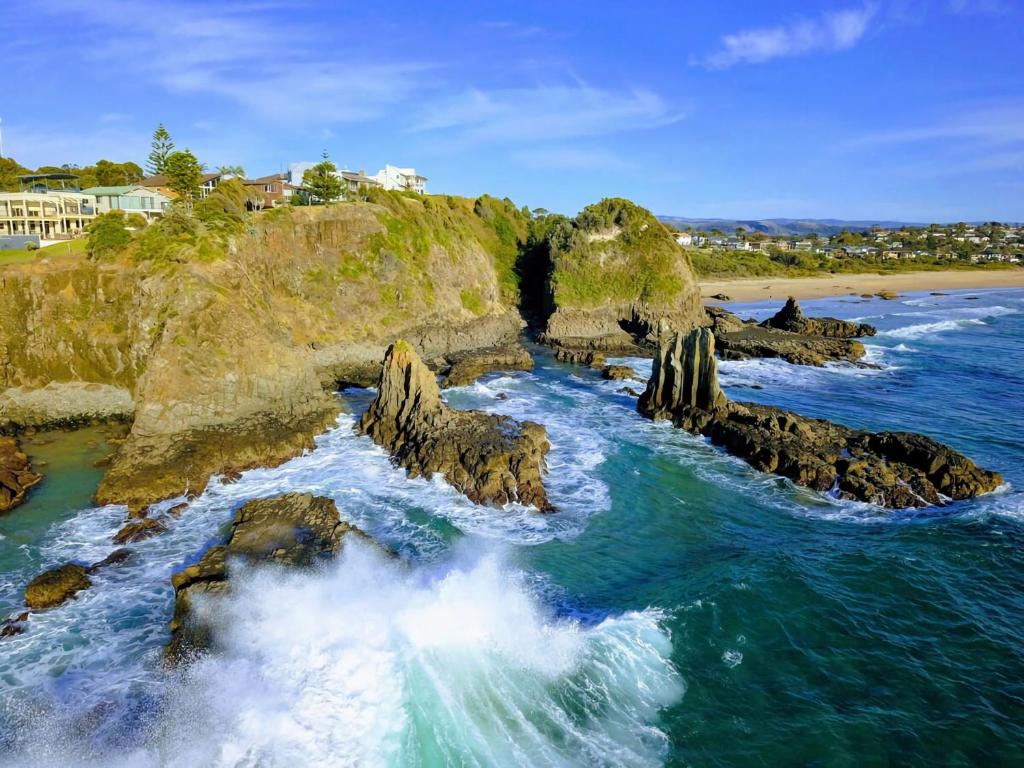 Ocean View Townhouse في Dunmore: اطلالة جوية على المحيط مع صخور في الماء