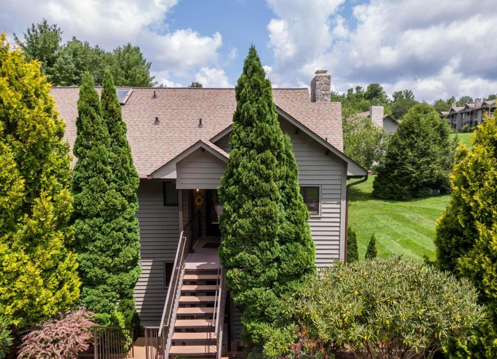 een huis met bomen ervoor bij Chetola: Chestnut 8 in Blowing Rock