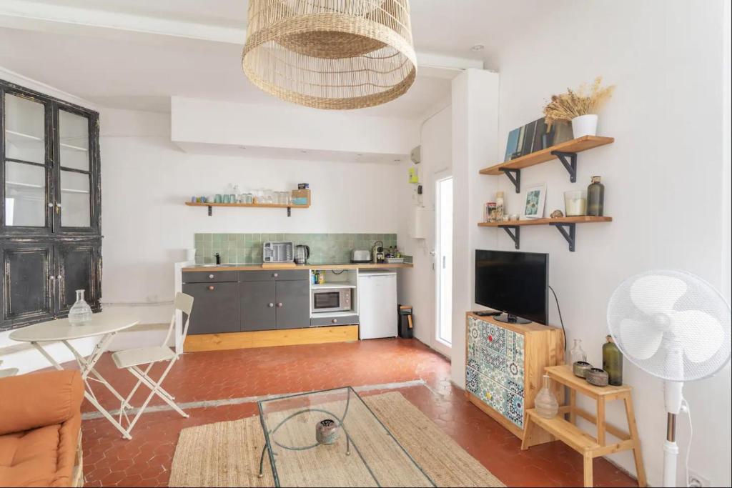 un salon avec une table et une cuisine dans l'établissement 5CAP Cocon cosy pour 2 au catalan 5capdes, à Marseille