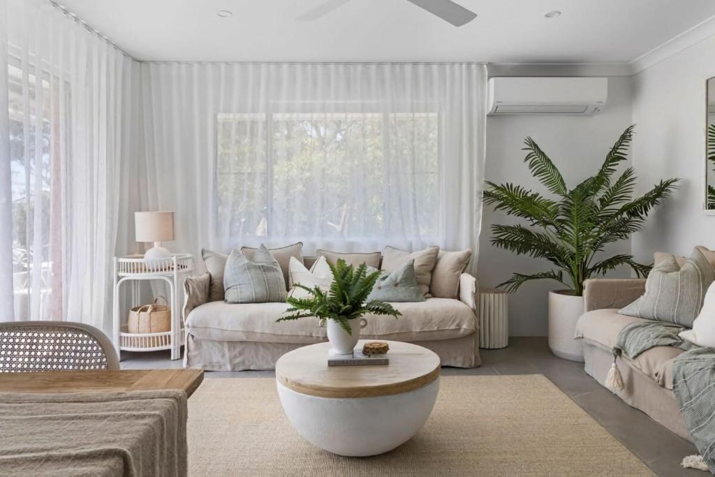 The Nest Luxury Apartment 100m to the Beach في شوال باي: غرفة معيشة بها أريكة وطاولة