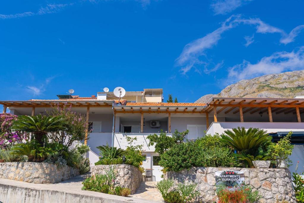 una casa con delle piante davanti di Apartments Djurkovic a Mlini