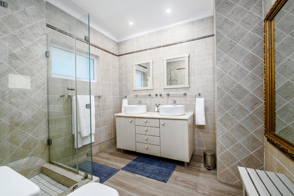 Un baño de 49-on-Cherry