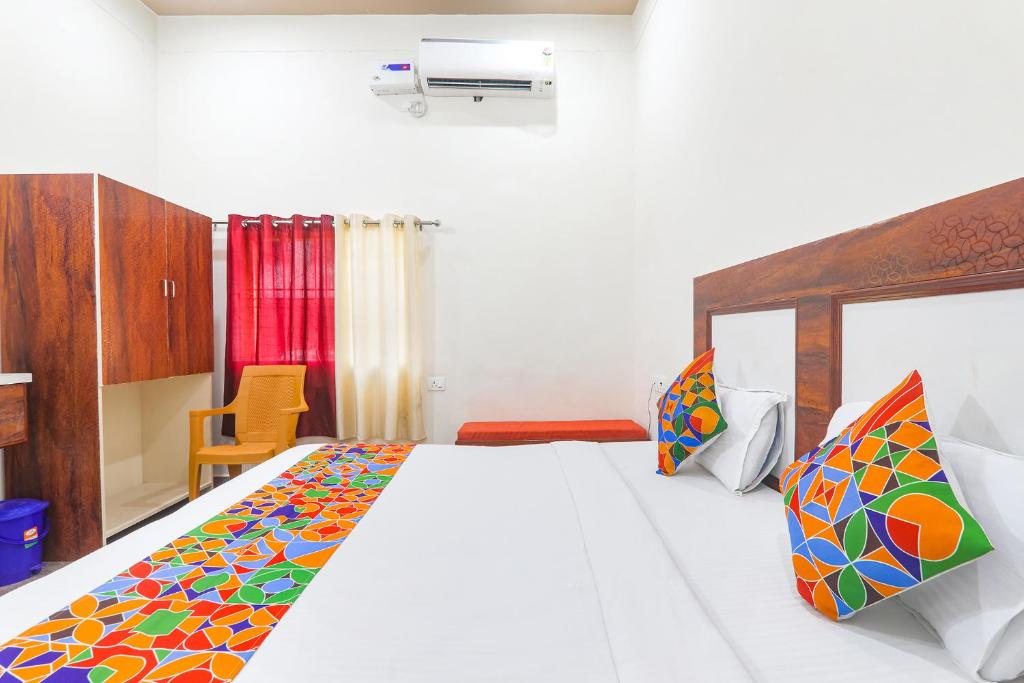 Postel nebo postele na pokoji v ubytování FabHotel Shree Venkatesh Nileyam
