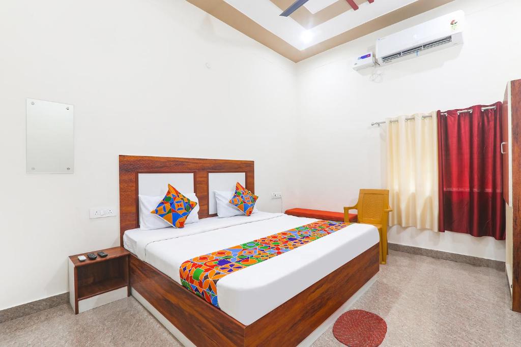 Postel nebo postele na pokoji v ubytování FabHotel Shree Venkatesh Nileyam
