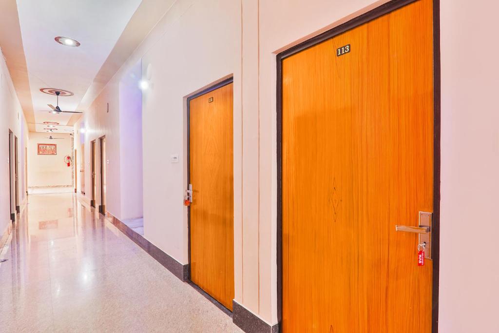 Fotografie z fotogalerie ubytování FabHotel Shree Venkatesh Nileyam v destinaci Ayodhya