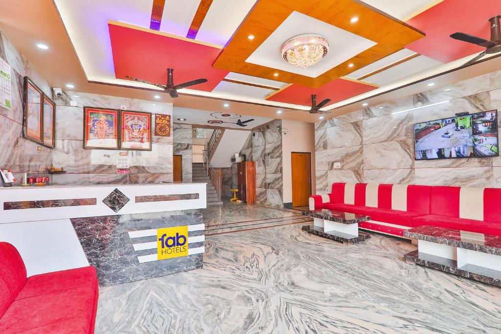 TV a/nebo společenská místnost v ubytování FabHotel Shree Venkatesh Nileyam