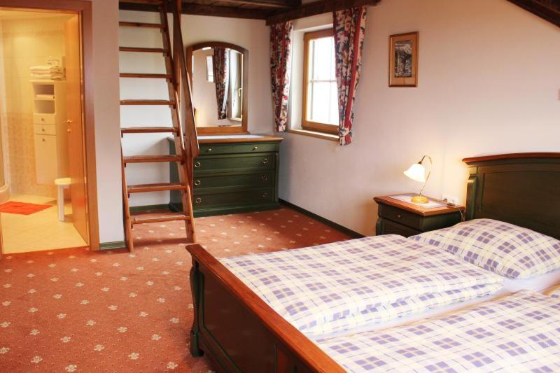 Een bed of bedden in een kamer bij Himmelbauer Apartments