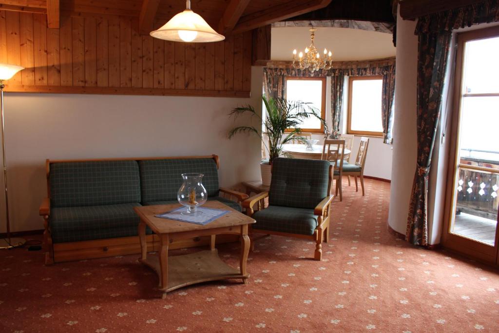 Een zitgedeelte bij Himmelbauer Apartments