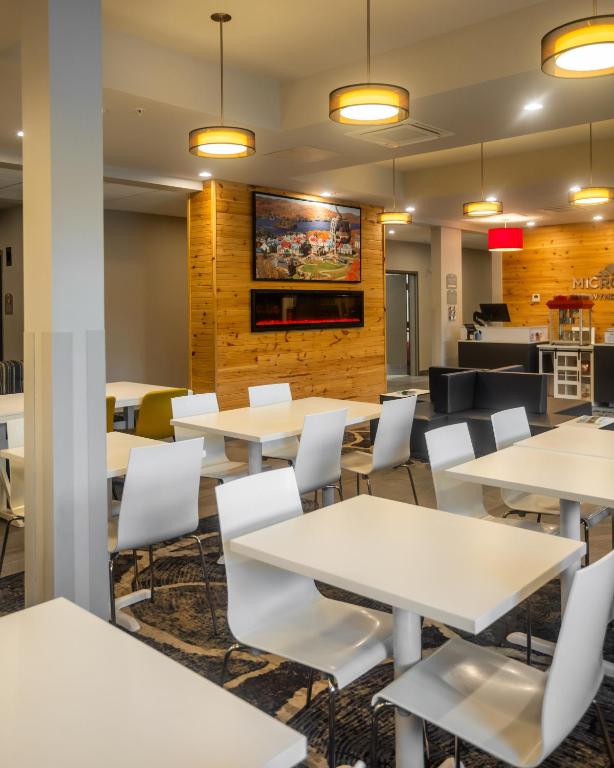 Un restaurant u otro lugar para comer en Microtel Inn & Suites by Wyndham Mont Tremblant