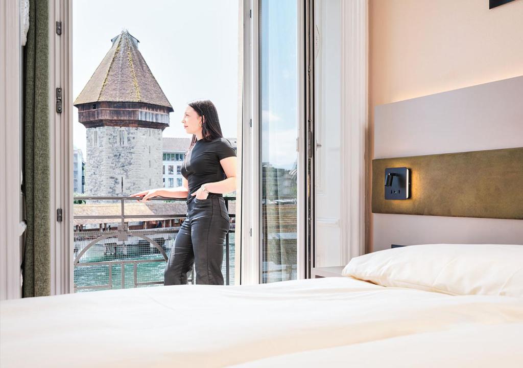 Voodi või voodid majutusasutuse Hotel Pickwick and Pub "the room with a view" toas
