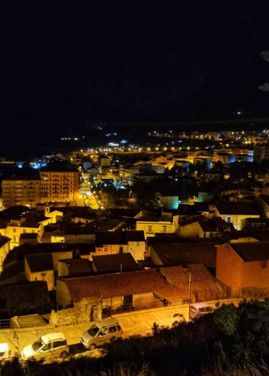 Widok na miasto Piana degli Albanesi z tego obiektu B&B