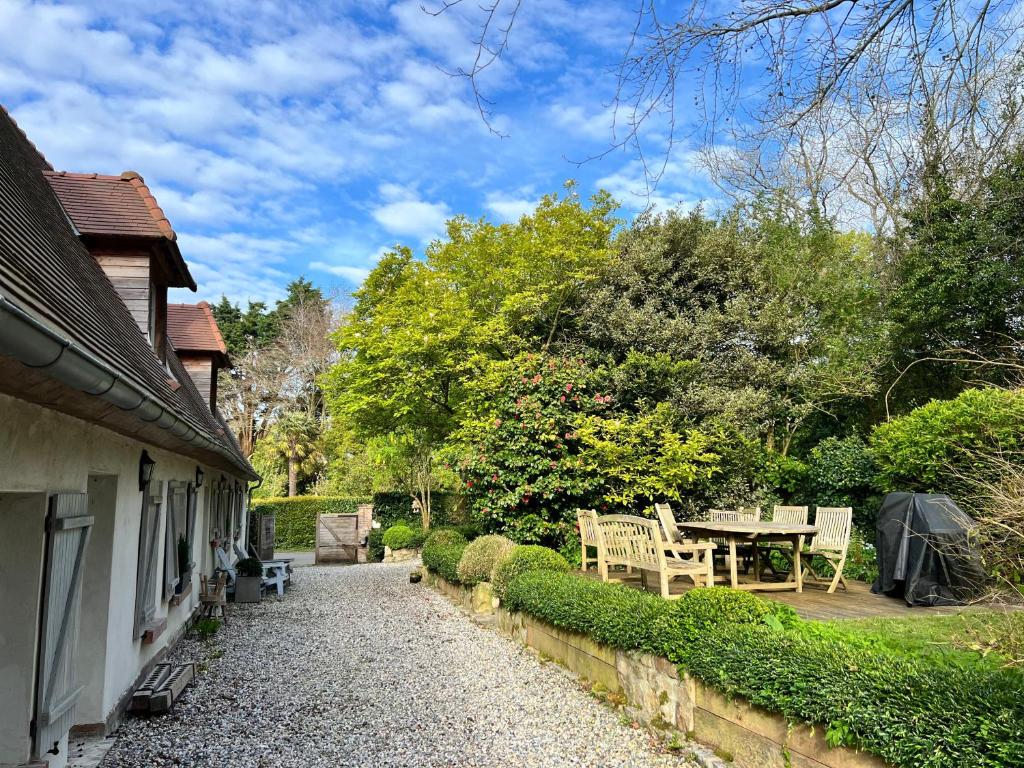 une passerelle à côté d'une maison avec une table dans l'établissement Maison Pig House, à Varengeville-sur-Mer