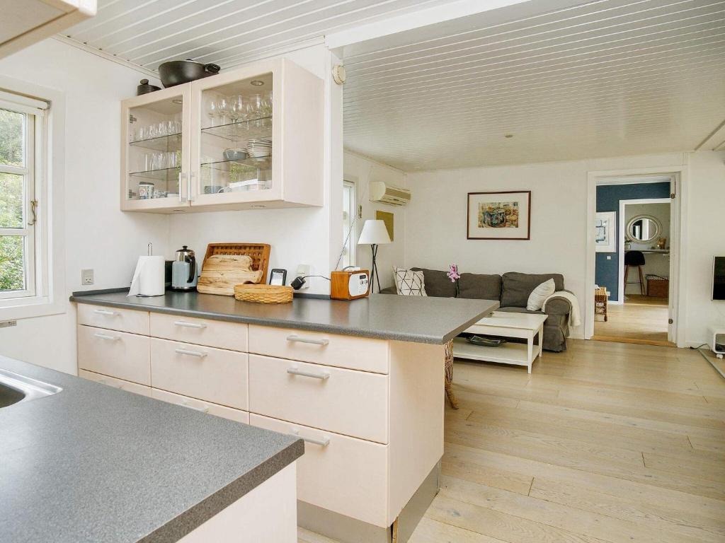 Kuchyň nebo kuchyňský kout v ubytování Holiday home Græsted IV