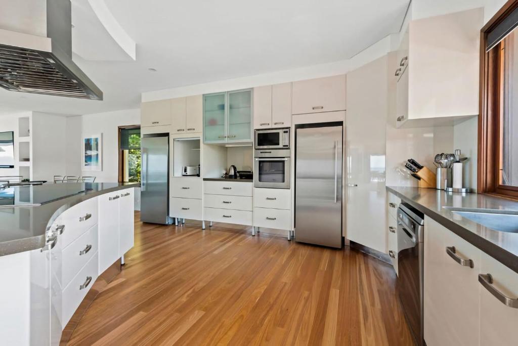 Cuina o zona de cuina de Spectacular Ocean Front home With Pool