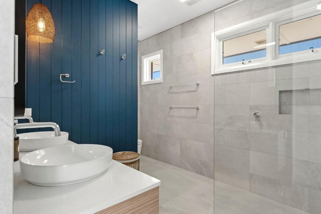 Bany a Spectacular Ocean Front home With Pool