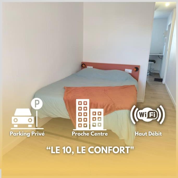 une chambre avec un lit et une photo d'une maison dans l'établissement LE 10, Parking, Centre Confort, à Châteauroux