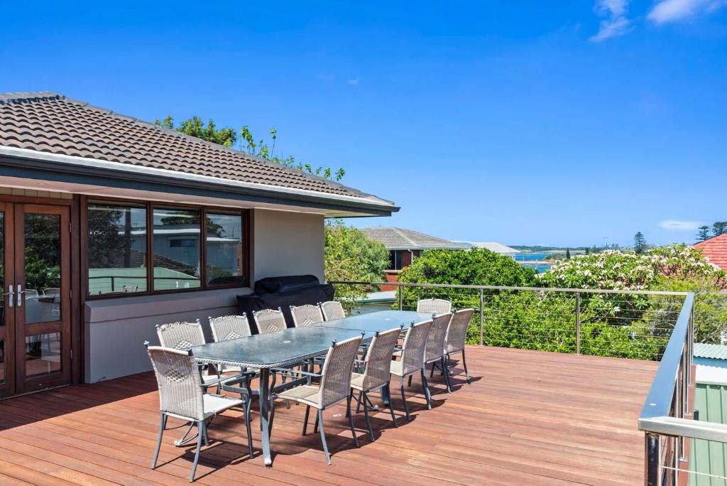 Balcó o terrassa a Spectacular Ocean Front home With Pool