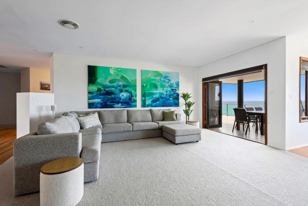 Zona d'estar a Spectacular Ocean Front home With Pool