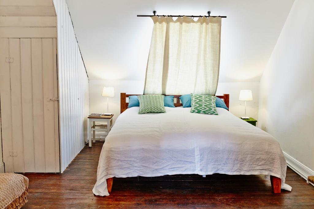 En eller flere senge i et værelse på Liegen;schaft Guesthouse