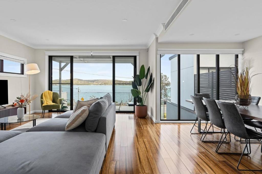un soggiorno con un divano e un tavolo di Lakeview Oasis on The Esplanade a Warners Bay
