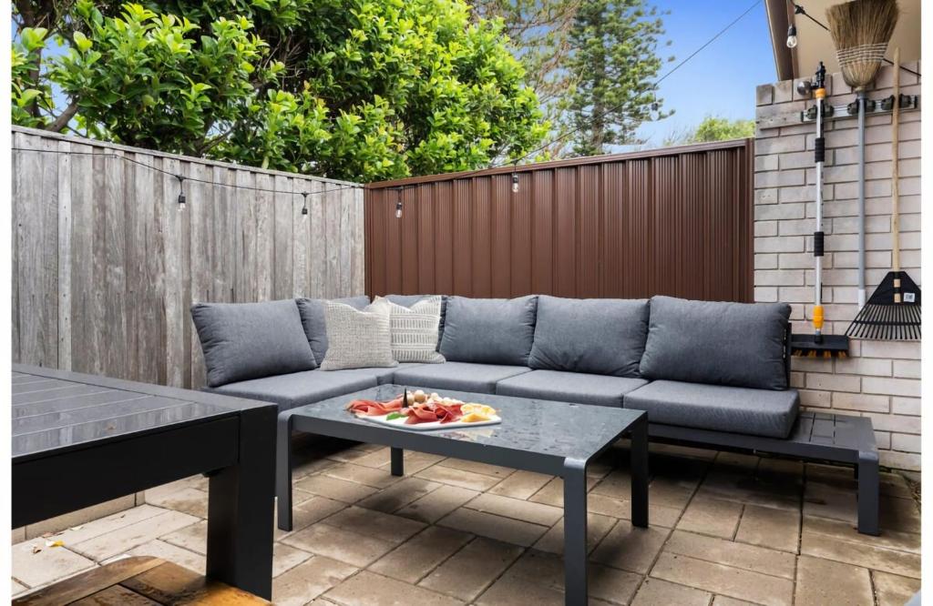 Гостиная зона в Light filled Villa Moments to the Beach