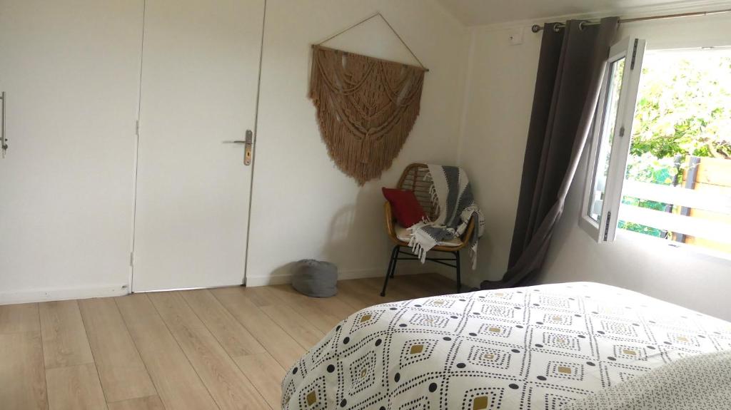 Postel nebo postele na pokoji v ubytování Le Feuille Sonj' by LONBRAZ VOLKAN