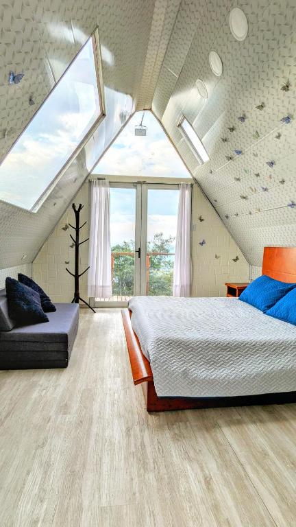 Postel nebo postele na pokoji v ubytování Glamping Reserva del Roble