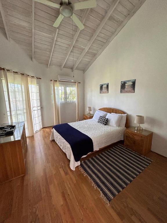 Кровать или кровати в номере Beachside Bliss in Rodney Bay - Tuscany Villas