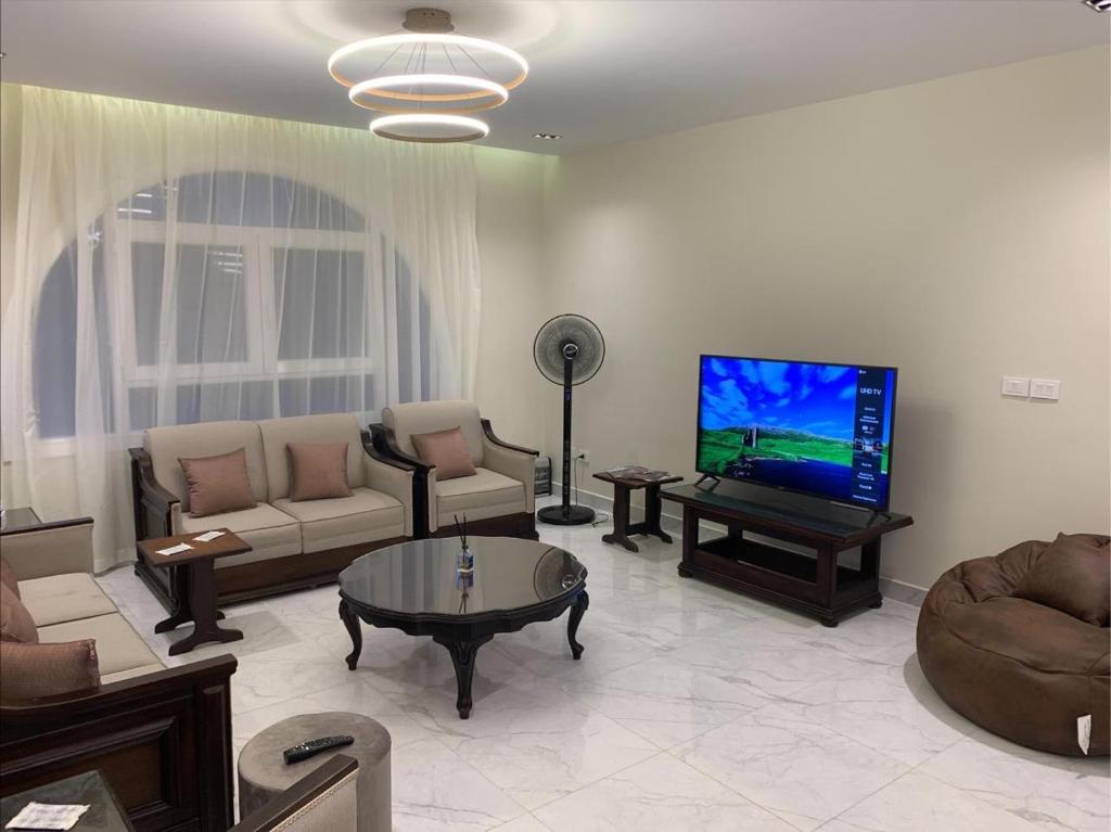 TV a/nebo společenská místnost v ubytování Scenic Lakefront Villa Escape