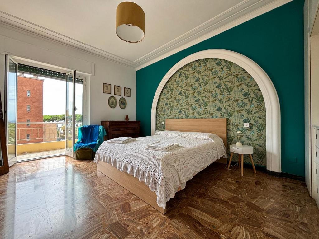 a bedroom with a bed and a blue wall at Casa Cele centro città vista mare in Ventimiglia