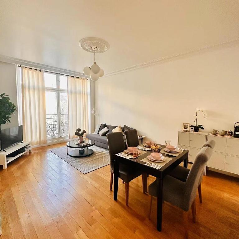 un salon avec une table et un canapé dans l'établissement 2 bedrooms in marais, à Paris